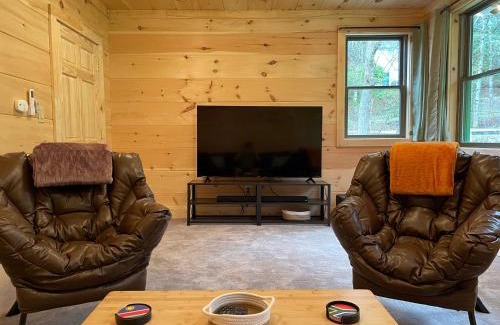 Boone Apartamento | Creekside Getaway - King Bed - Full Kitchen