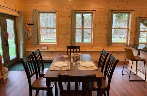 Boone Apartamento | Creekside Getaway - King Bed - Full Kitchen