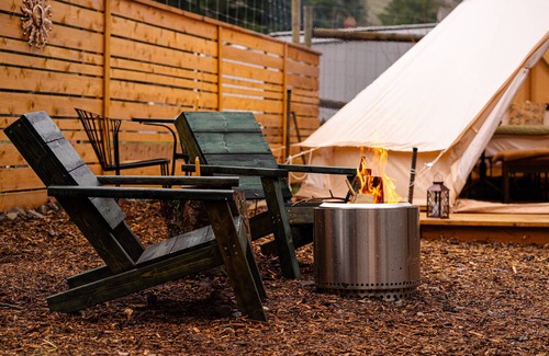 The Dalles Cabina | Creekside Glamping Experience-Luxurious Tent, Farm Animals, Outside Bath, Nature