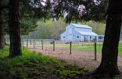The Dalles Cabina | Creekside Glamping Experience-Luxurious Tent, Farm Animals, Outside Bath, Nature