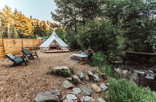 The Dalles Cabina | Creekside Glamping Experience-Luxurious Tent, Farm Animals, Outside Bath, Nature