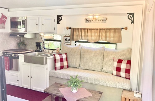 Ellijay Casa | Creekside Glamping Escape!
