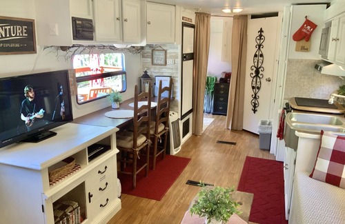 Ellijay Casa | Creekside Glamping Escape!