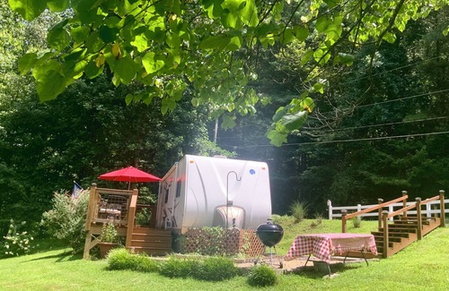Ellijay Casa | Creekside Glamping Escape!