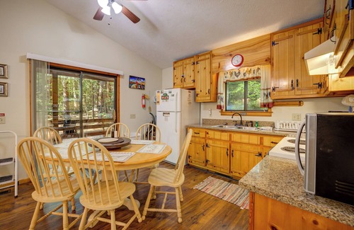 Sautee Nacoochee Cabaña | Creekside Haven: 3 dormitorios, 2 baños Cottage en Sautee Nacoochee, capacidad para 6