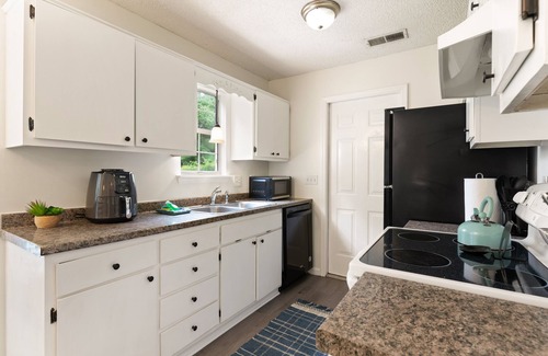 Brunswick Casa | Creekside Hideaway | 3 Bed, 3 Bath