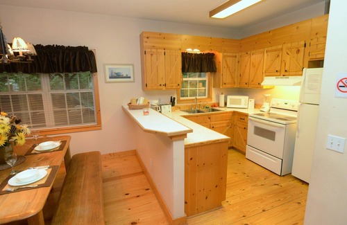 Maggie Valley Cabina | Kids Ski Free * Creekside, bañera de hidromasaje, área de juegos, hoguera, chimenea, WiFi, acceso EZ