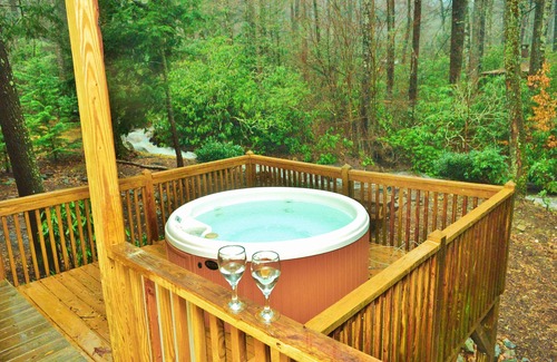 Maggie Valley Cabina | Kids Ski Free * Creekside, bañera de hidromasaje, área de juegos, hoguera, chimenea, WiFi, acceso EZ