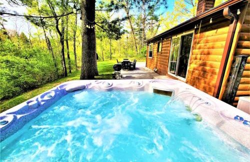 Traverse City Casa | Creekside Hot Tub-Walk to Beach-Uniquely Northern