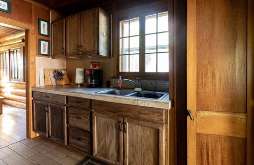 Idaho City Cabina | Cabaña de madera Creekside ubicada entre los pinos de la ciudad de Idaho