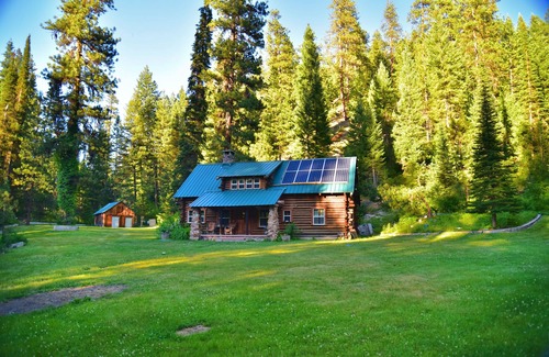 Idaho City Cabina | Cabaña de madera Creekside ubicada entre los pinos de la ciudad de Idaho