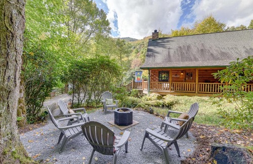 Cataloochee Ranch Casa | Creekside Maggie Valley Cabin 2 Mi to Skiing!