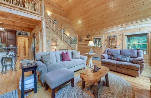 Cataloochee Ranch Casa | Creekside Maggie Valley Cabin 2 Mi to Skiing!