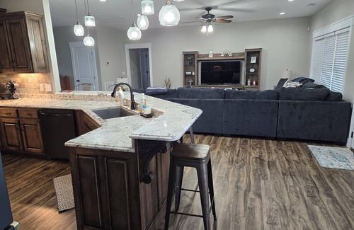 Henagar Casa | Creekside Manor is you ultimate vacation home to relax with the whole family.