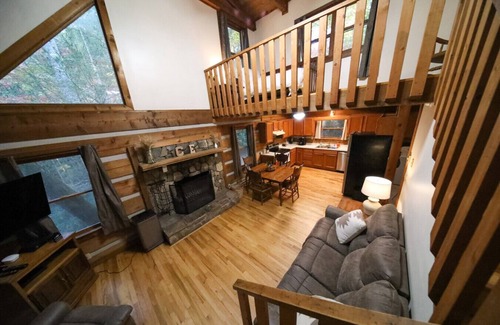 Purlear Cabina | Creekside Overlook Cabin | Fireplace