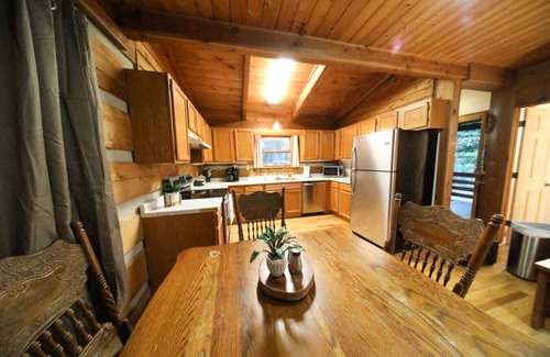 Purlear Cabina | Creekside Overlook Cabin | Fireplace