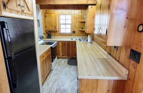 Rabun Gap Cabina | Creekside Peaceful Cabin - Dog Friendly!