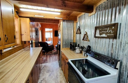 Rabun Gap Cabina | Creekside Peaceful Cabin - Dog Friendly!
