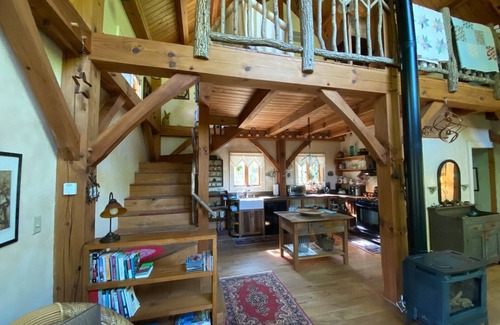 Hot Springs Cabaña | Stone Cottage Creekside con jacuzzi - Recién disponible