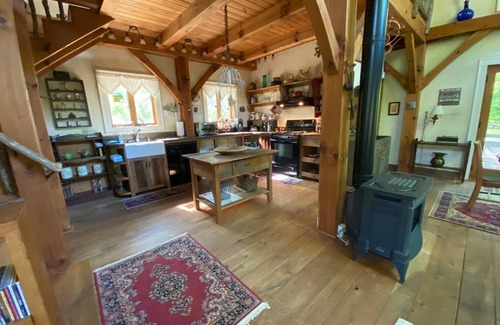 Hot Springs Cabaña | Stone Cottage Creekside con jacuzzi - Recién disponible