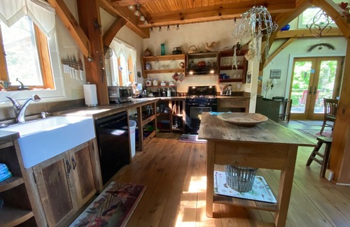 Hot Springs Cabaña | Stone Cottage Creekside con jacuzzi - Recién disponible