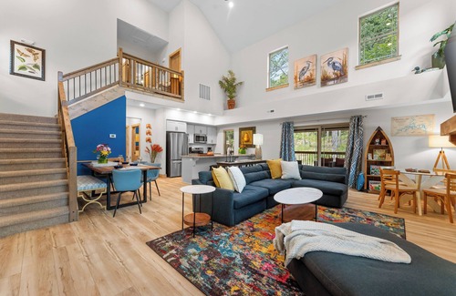 Hollister Cabina | Creekside Retreat 4BR/4BA with Private Hottub + Pond view