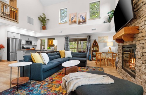 Hollister Cabina | Creekside Retreat 4BR/4BA with Private Hottub + Pond view