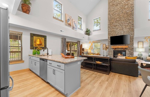 Hollister Cabina | Creekside Retreat 4BR/4BA with Private Hottub + Pond view