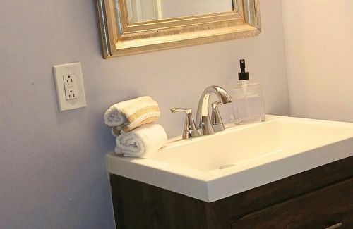 Church Street Apartamento | Creekside Retreat cozy studio with fitness center in charming Stockbridge