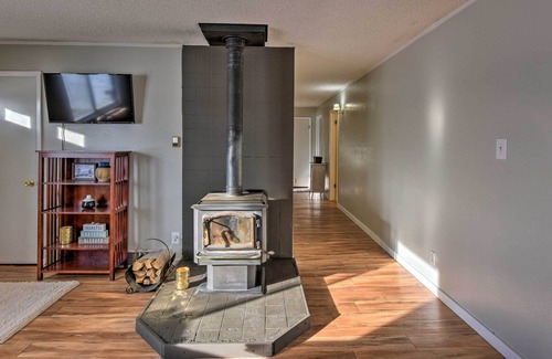 Buena Vista Cabaña | Creekside Retreat w/ Deck: 3 Miles to Downtown!