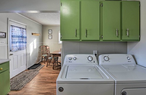 Buena Vista Cabaña | Creekside Retreat w/ Deck: 3 Miles to Downtown!