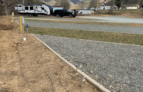 Mountain City Alquiler De RV | Creekside RV Site A1 * Full Hookup