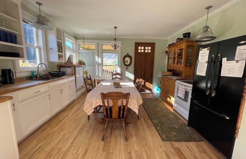 Silverton Casa | Creekside Side Pet Friendly Retreat