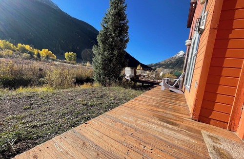 Silverton Casa | Creekside Side Pet Friendly Retreat