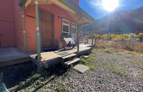 Silverton Casa | Creekside Side Pet Friendly Retreat