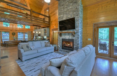 Ellijay Casa | Creekside Solitude/Luxury 5 BR/5B/Firepit/Game Room/Wrap-Around Porch/Hot Tub