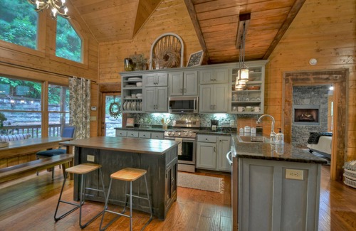 Ellijay Casa | Creekside Solitude/Luxury 5 BR/5B/Firepit/Game Room/Wrap-Around Porch/Hot Tub