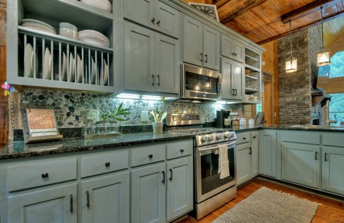 Ellijay Casa | Creekside Solitude/Luxury 5 BR/5B/Firepit/Game Room/Wrap-Around Porch/Hot Tub
