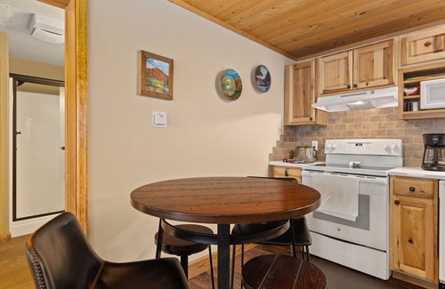 Fall River Estates Condominio | Creekside Suite 06 (NO HT)