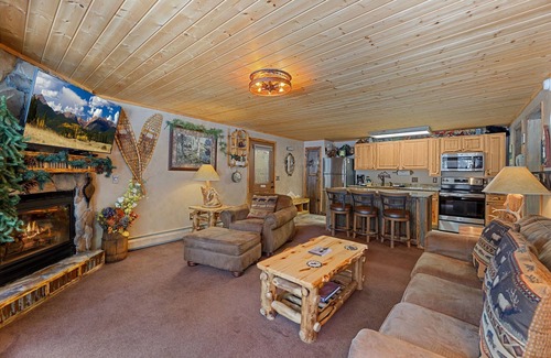 Fall River Estates Condominio | Creekside Suite 07 River View!