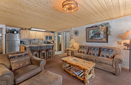 Fall River Estates Condominio | Creekside Suite 07 River View!