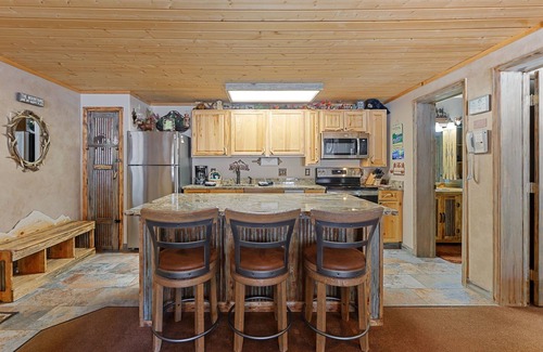 Fall River Estates Condominio | Creekside Suite 07 River View!