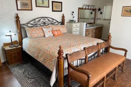 Oakhurst Casa | Creekside Suite Sleeps 2 Creek frontage Bbq