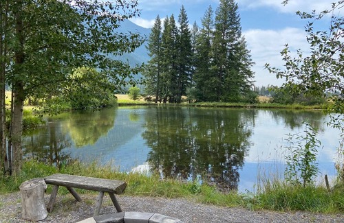 Columbia Falls Cabina | Creekside Tent at Columbia Mountain Ranch near Glacier National Park