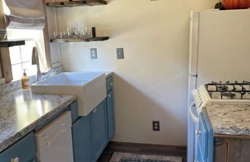 Tiger Casa | Creekside tiny villa, Fenced, dog friendly, 3 miles to Clayton