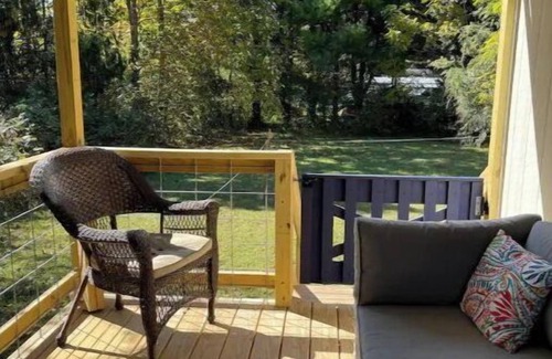 Tiger Casa | Creekside tiny villa, Fenced, dog friendly, 3 miles to Clayton