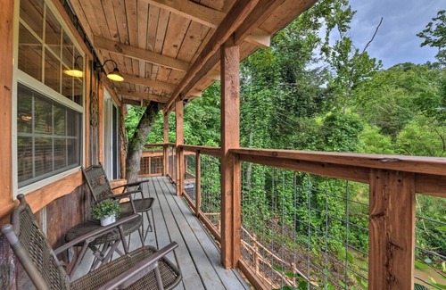 Cosby Cabina | Creekside Tree House Cabin