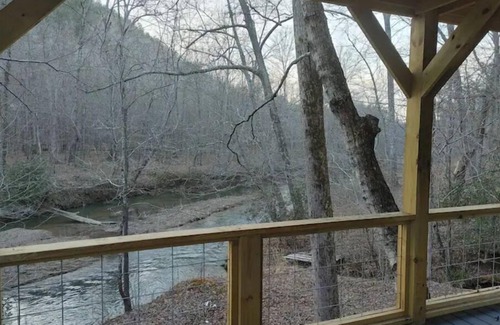 Piedmont Casa | Creekside treehouse. with hot tub.