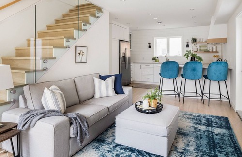 Central Lonsdale Casa | Creekside Urban Guesthouse w/King bed & Parking