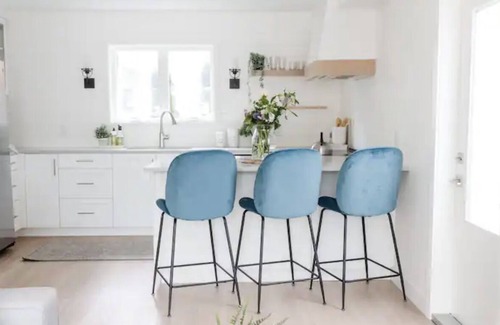 Central Lonsdale Casa | Creekside Urban Guesthouse w/King bed & Parking